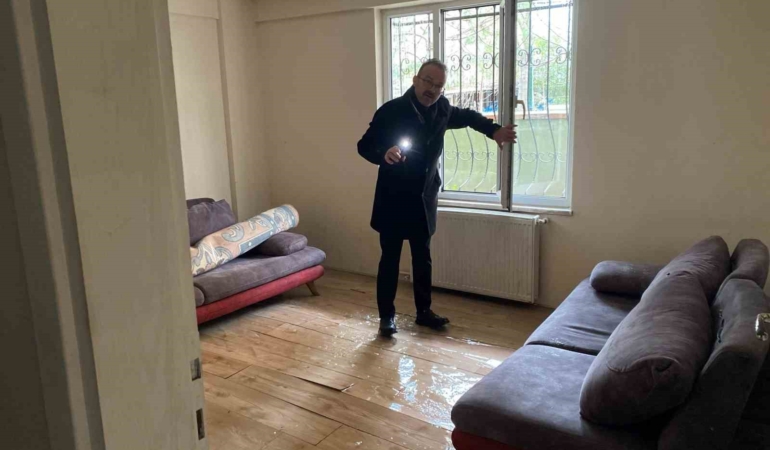 Altyapı çalışması sonrası apartmanı su bastı