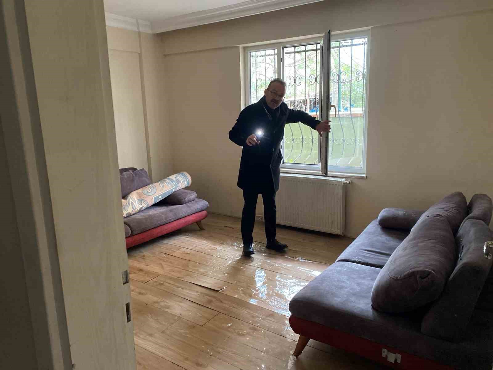 Altyapı çalışması sonrası apartmanı su bastı