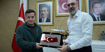 Başkan Erol, Türk Bayrağı’nı yerde bırakmayan kuryeyi ödüllendirdi