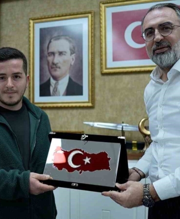 Başkan Erol, Türk Bayrağı’nı yerde bırakmayan kuryeyi ödüllendirdi