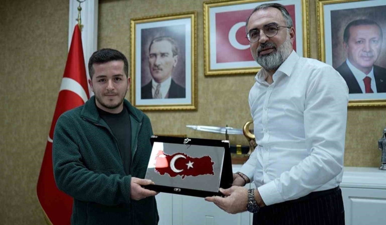 Başkan Erol, Türk Bayrağı’nı yerde bırakmayan kuryeyi ödüllendirdi