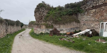 İznik’te 2 bin yıllık surlara sprey boya ile yazılan yazılar tepki çekti