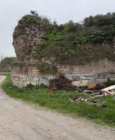 İznik’te 2 bin yıllık surlara sprey boya ile yazılan yazılar tepki çekti