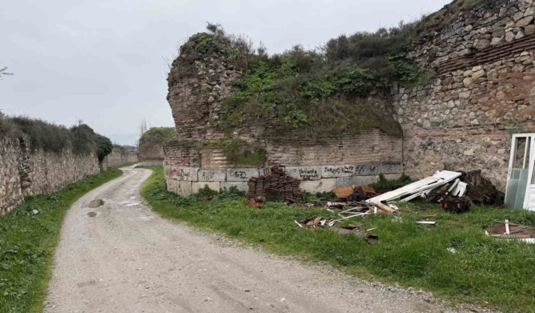 İznik’te 2 bin yıllık surlara sprey boya ile yazılan yazılar tepki çekti