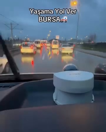 Bursa’da göz dolduran anlar, onlarca sürücü yol verdi