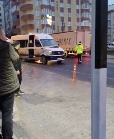 Servis minibüsünün çarptığı yaya hayatını kaybetti