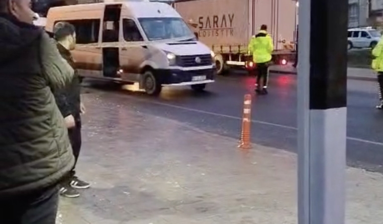 Servis minibüsünün çarptığı yaya hayatını kaybetti