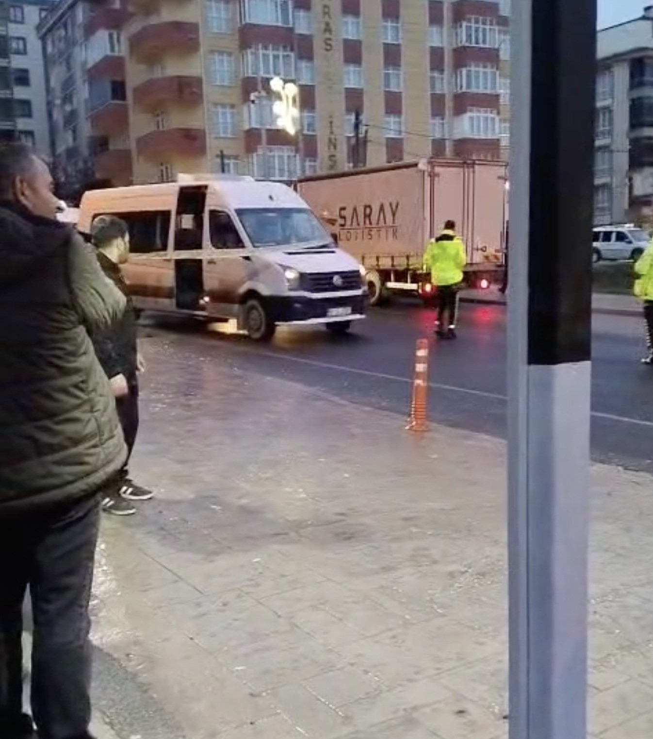 Servis minibüsünün çarptığı yaya hayatını kaybetti