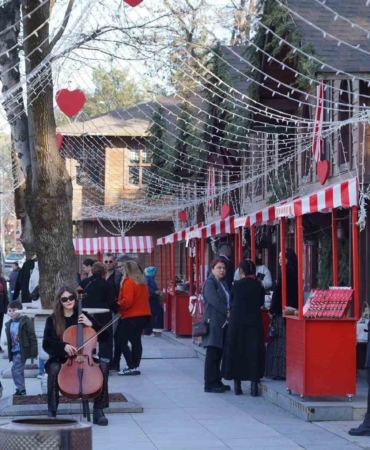 Sevgililer Günü’nde Sanat Sokağı renkli görüntülere sahne oldu