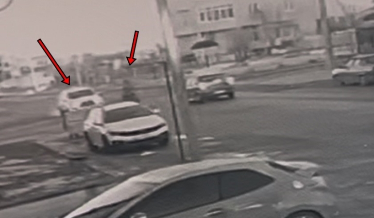 Tekirdağ’da otomobille çarpışan bisikletlinin yaralandığı feci kaza kamerada