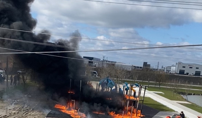 Parkta oyun grupları alev alev yandı