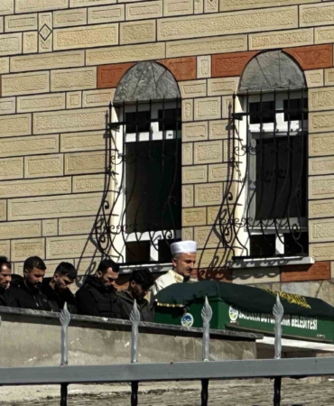 Aile cinayetinde kardeş toprağa verildi, abi tutuklandı