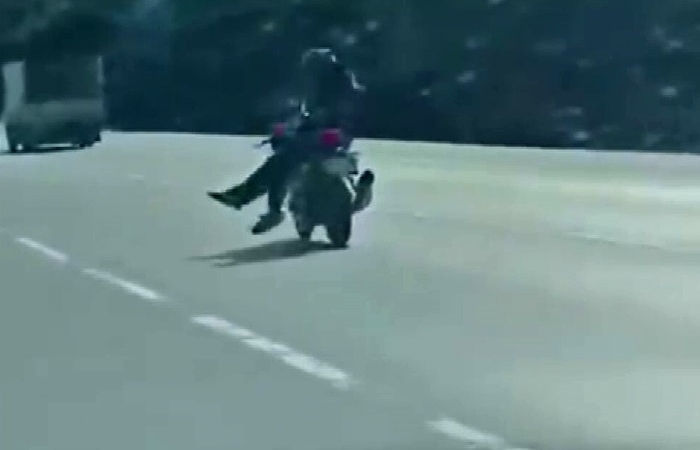 Arnavutköy-Sultangazi yolunda tehlikeli motosiklet yolculuğu