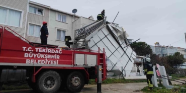 Tekirdağ’da fırtına çatıları uçurdu