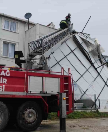 Tekirdağ’da fırtına çatıları uçurdu