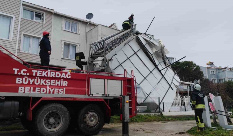 Tekirdağ’da fırtına çatıları uçurdu