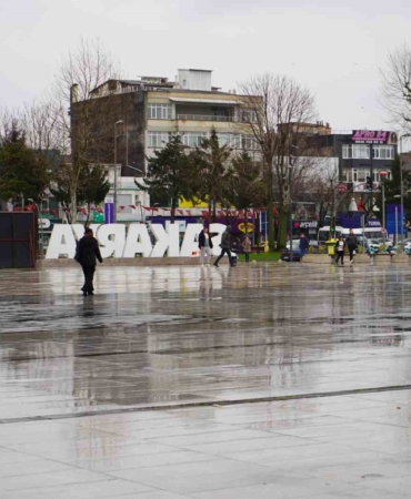 Sakarya’da şehir merkezinde yağmur, yüksek kesimlerde kar etkili oluyor