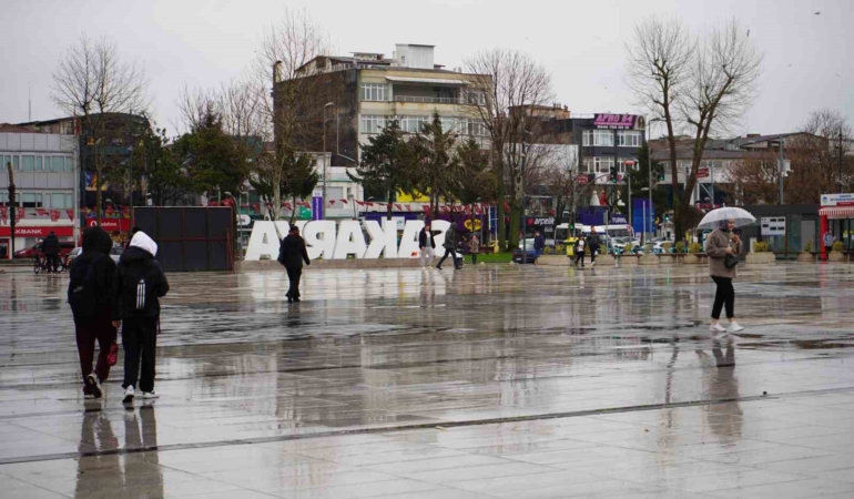 Sakarya’da şehir merkezinde yağmur, yüksek kesimlerde kar etkili oluyor