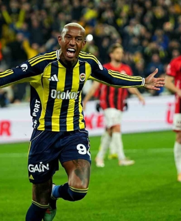 Trendyol Süper Lig: Fenerbahçe: 3 - Gençlerbirliği: 0 (İlk yarı)