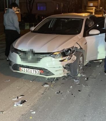 Otomobil ile motosiklet kafa kafaya çarpıştı: 2 yaralı