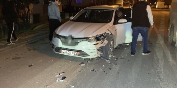 Otomobil ile motosiklet kafa kafaya çarpıştı: 2 yaralı