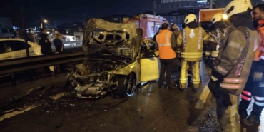 Kadıköy’de seyir halindeki otomobil yandı