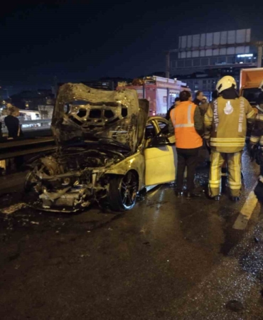 Kadıköy’de seyir halindeki otomobil yandı