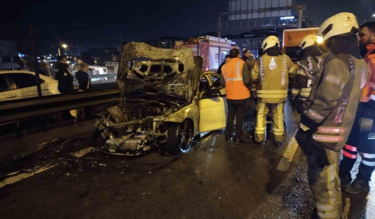 Kadıköy’de seyir halindeki otomobil yandı