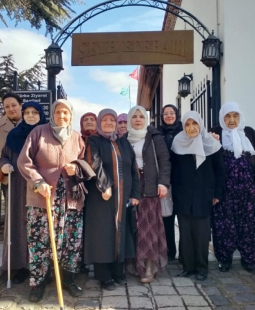 Huzurevi sakinleri Şeyh Edebali Türbesinde