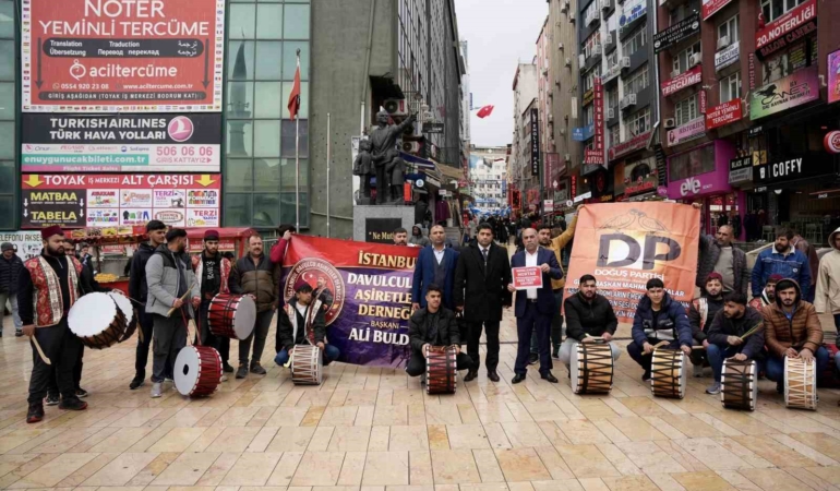 İstanbul’daki davulcular Şirinevler Meydanı’nda sessiz eylem yaptı