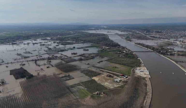 Edirne’de sular altında kalan yerleşim alanları ve çiftlikler havadan görüntülendi