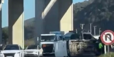 Devrilen minibüs, yolun karşısına geçti