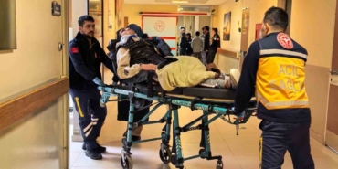 Bursa’da motosiklet çukura düşerek devrildi: 1’i ağır 2 yaralı