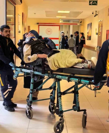 Bursa’da motosiklet çukura düşerek devrildi: 1’i ağır 2 yaralı