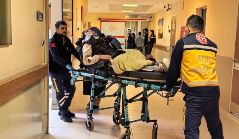 Bursa’da motosiklet çukura düşerek devrildi: 1’i ağır 2 yaralı