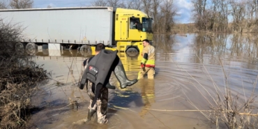 Sel sularının ortasında 3 günlük esaret: Sürücüyü itfaiye kurtardı