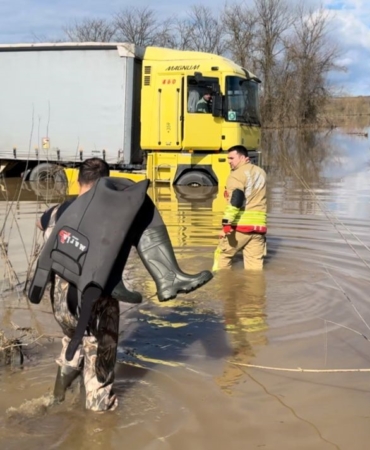 Sel sularının ortasında 3 günlük esaret: Sürücüyü itfaiye kurtardı