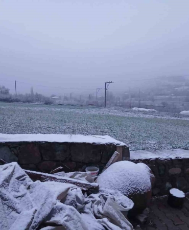 Sındırgı’nın yüksek kesimlerinde kar, merkezde yağmur etkili oldu