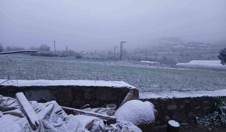 Sındırgı’nın yüksek kesimlerinde kar, merkezde yağmur etkili oldu