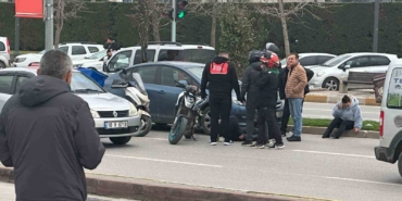 Balıkesir’de otomobil, motosiklete çarptı; 1 yaralı