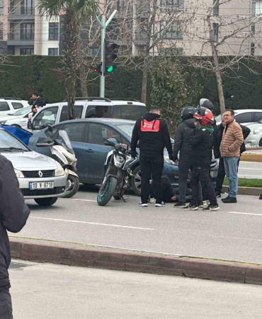 Balıkesir’de otomobil, motosiklete çarptı; 1 yaralı