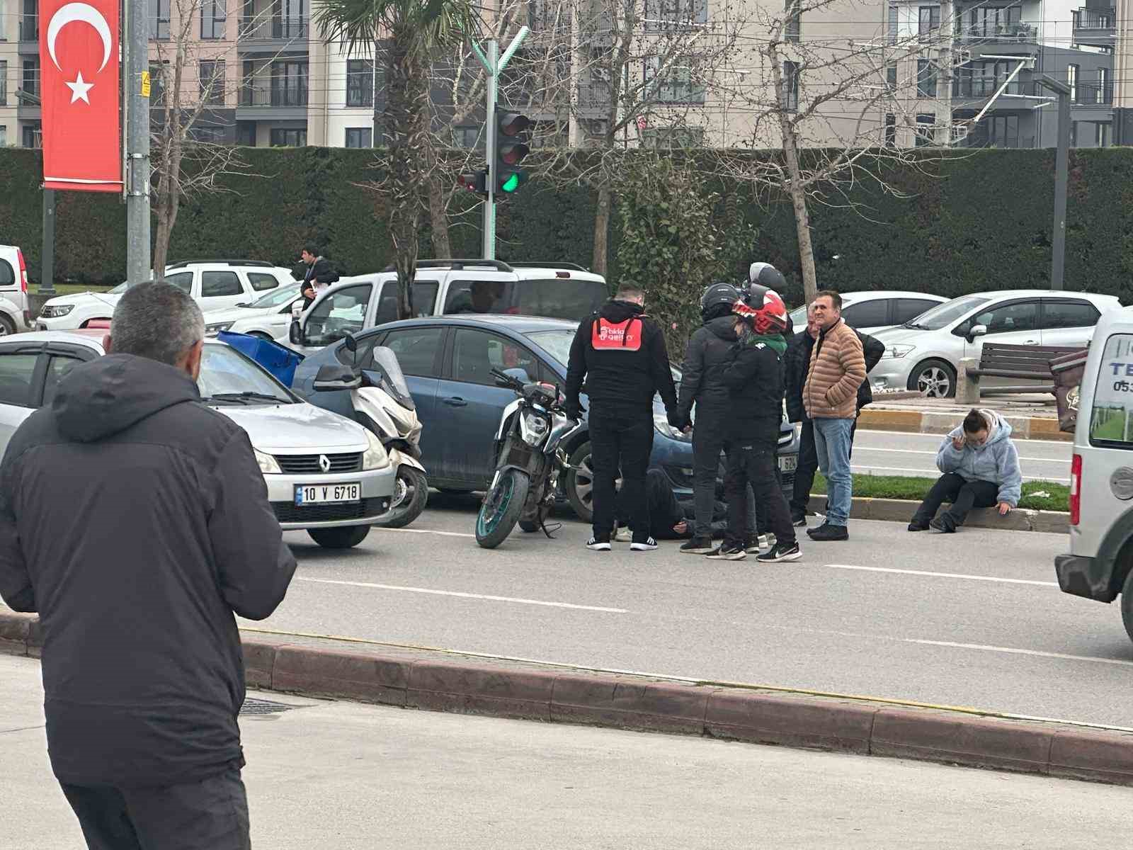 Balıkesir’de otomobil, motosiklete çarptı; 1 yaralı
