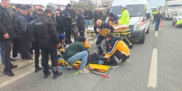 Otomobile çarpan motosiklet savruldu: 2 yaralı