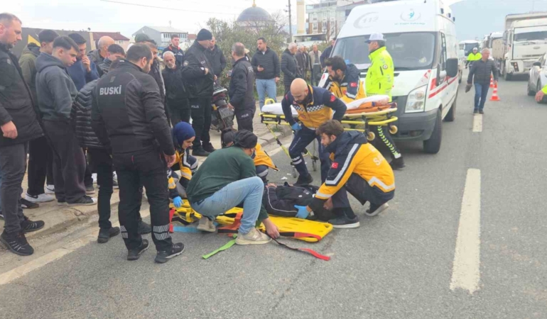 Otomobile çarpan motosiklet savruldu: 2 yaralı