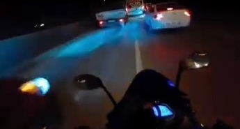 Motosikletlinin tehlike atlattığı anlar kamerada