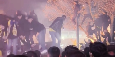 Kante’yi karşılamak isteyen taraftarların çıktığı çardak çöktü: O anlar kamerada