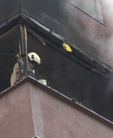 Esenler’de 4 katlı binada yangın paniği: Küle dönenen daire kullanılamaz hale geldi