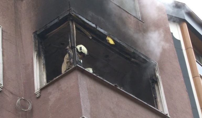 Esenler’de 4 katlı binada yangın paniği: Küle dönenen daire kullanılamaz hale geldi