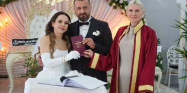 Başkan Subaşı genç çiftin nikahını kıyarak, bir ömür boyu mutluluklar diledi