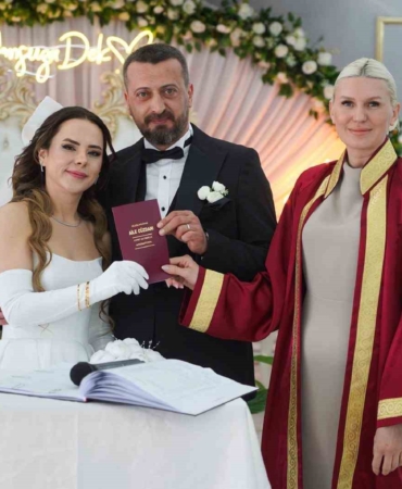 Başkan Subaşı genç çiftin nikahını kıyarak, bir ömür boyu mutluluklar diledi
